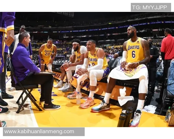 爵士队与湖人队激战正酣比分胶着引发球迷热议